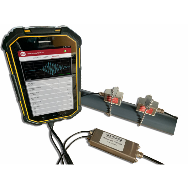 Draagbare ultrasone clamp-on flowmeter op een tablet met drukcalculator / Portasonic® PRO